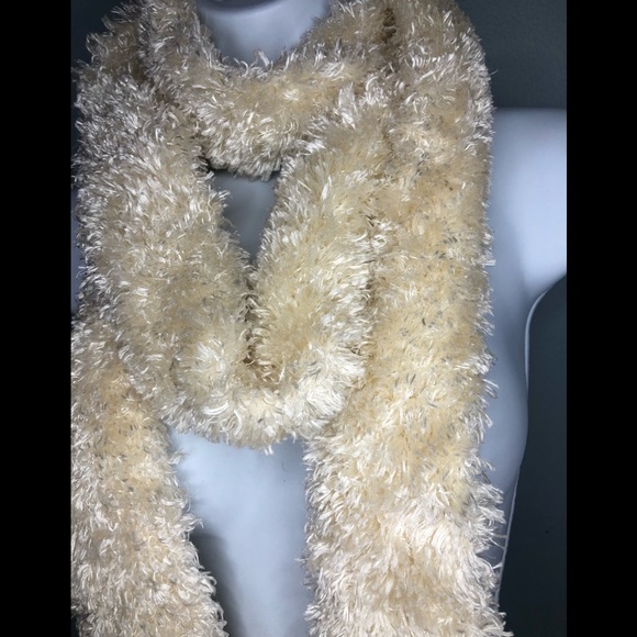 Super soft scarf - Picture 3 of 5